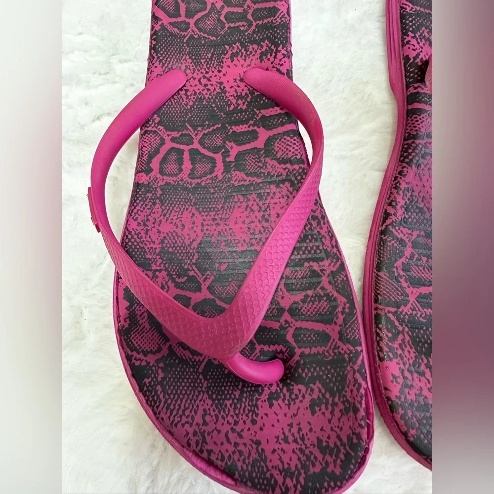 Nike Women's Sandals in Pink and Black